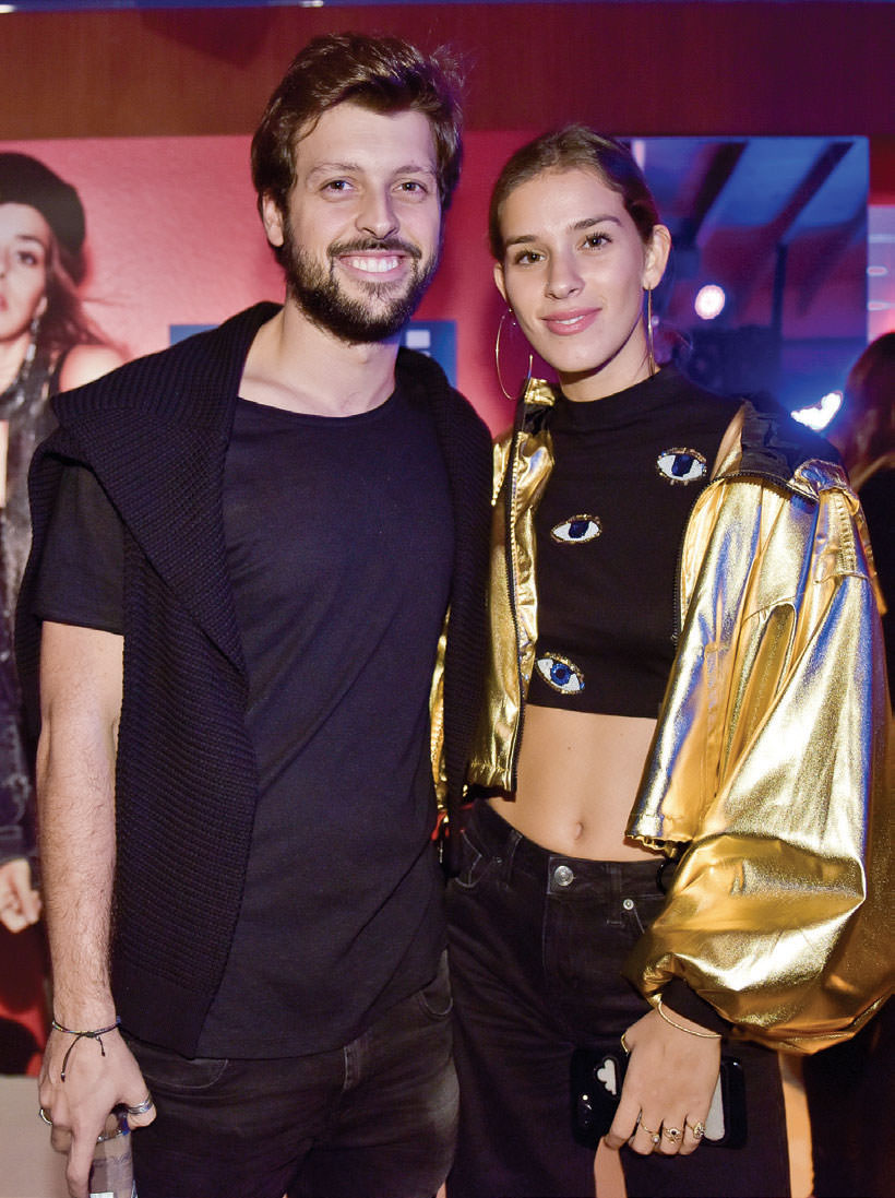 Yeni koleksiyon için ışıltılı davet 