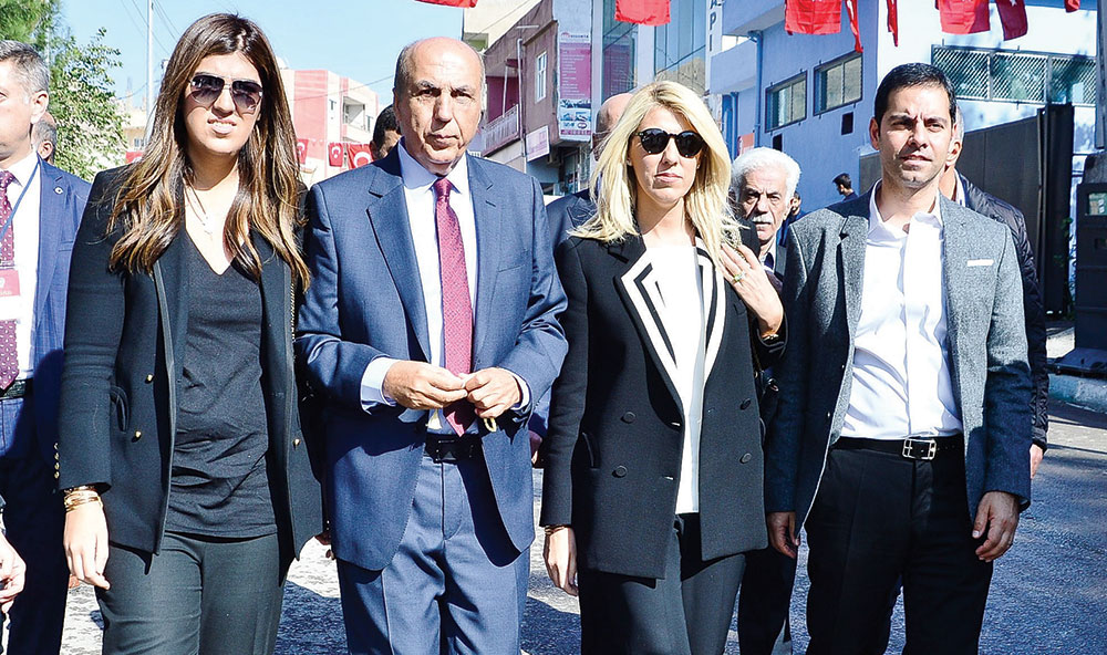 Babaları için okul yaptırdılar 