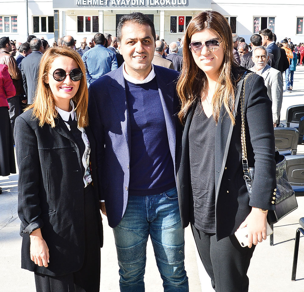 Babaları için okul yaptırdılar 