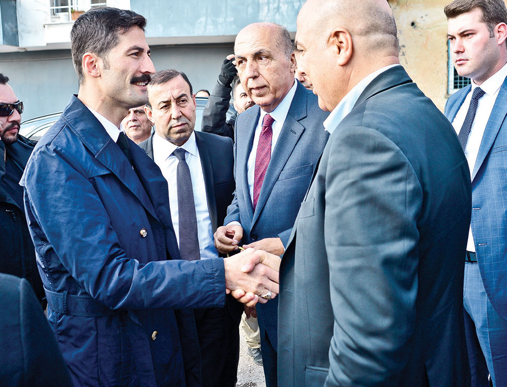 Babaları için okul yaptırdılar 