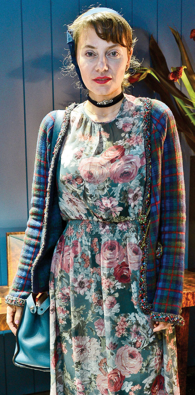 Mücevherlerini tanıtmaya geldi