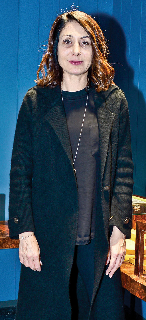 Mücevherlerini tanıtmaya geldi