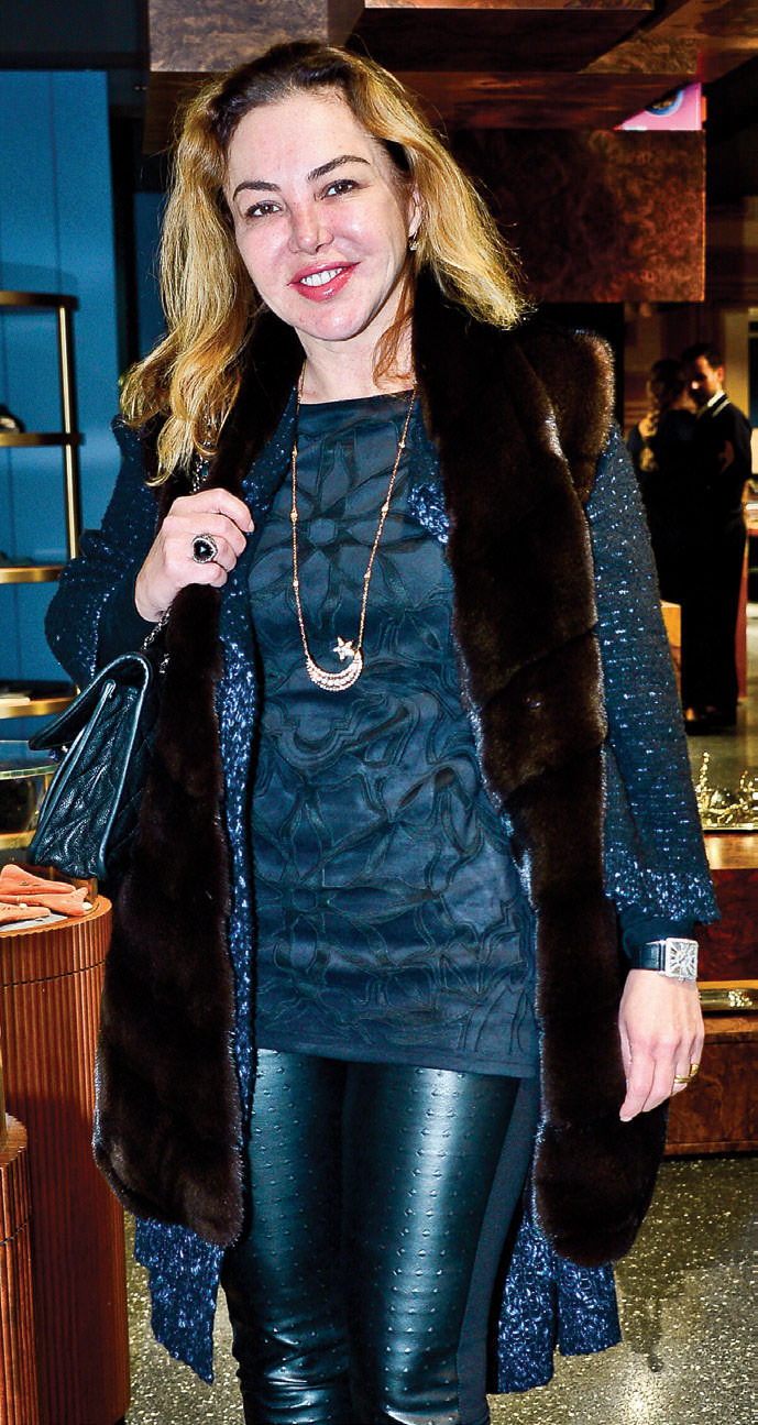 Mücevherlerini tanıtmaya geldi