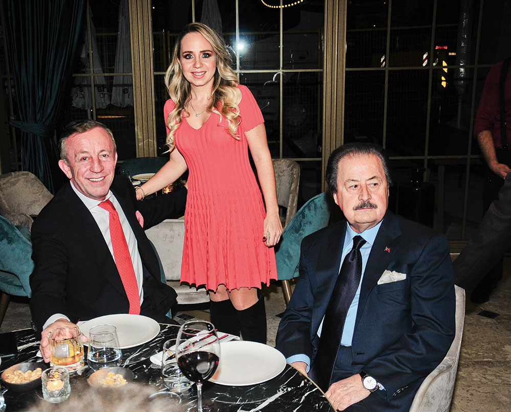 Ünlü isimler açılışta bir araya geldi