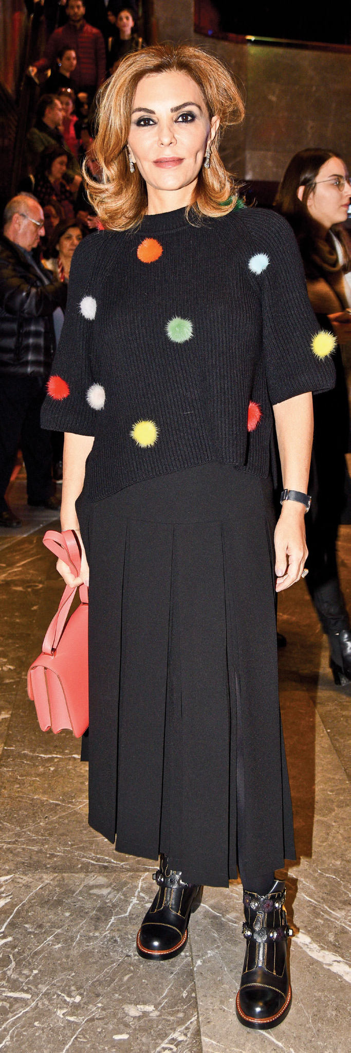 Güzelliği ve sesiyle büyüledi