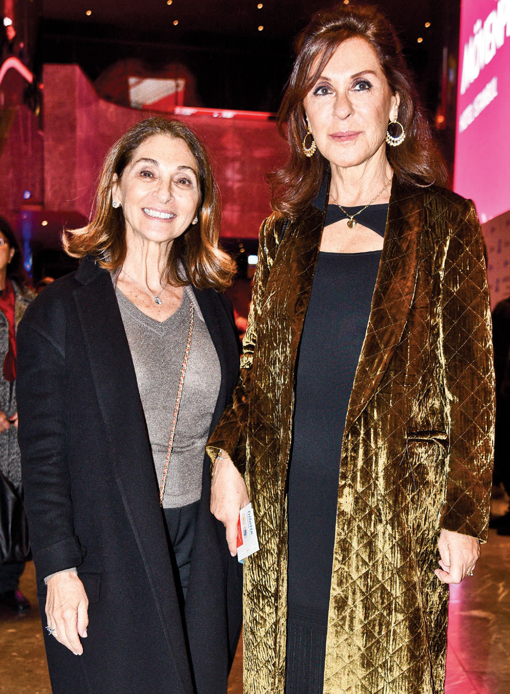 Güzelliği ve sesiyle büyüledi