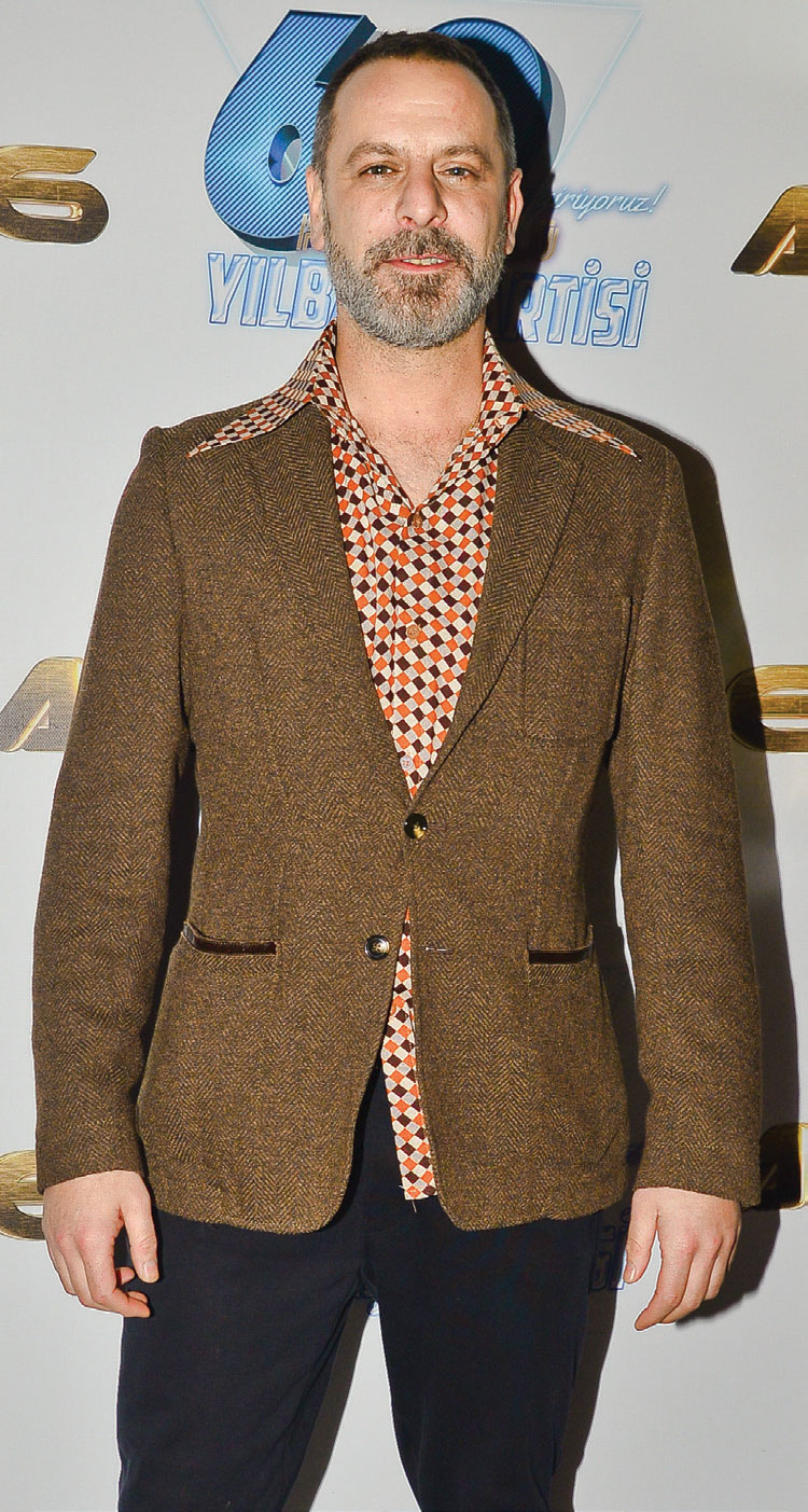 Kostümlü yılbaşı partisi ünlüleri buluşturdu