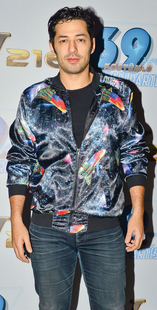 Kostümlü yılbaşı partisi ünlüleri buluşturdu