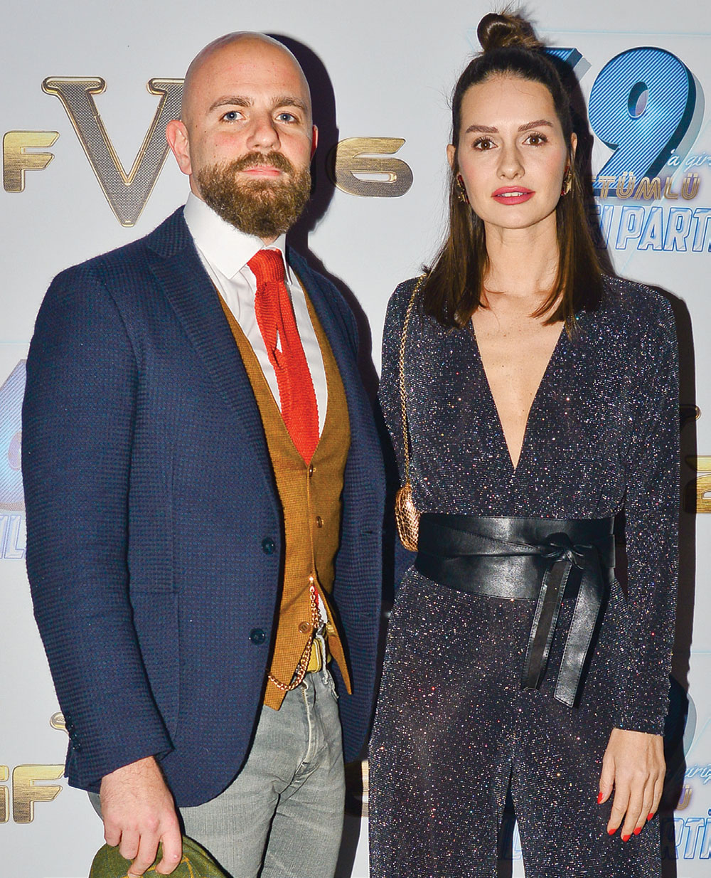 Kostümlü yılbaşı partisi ünlüleri buluşturdu