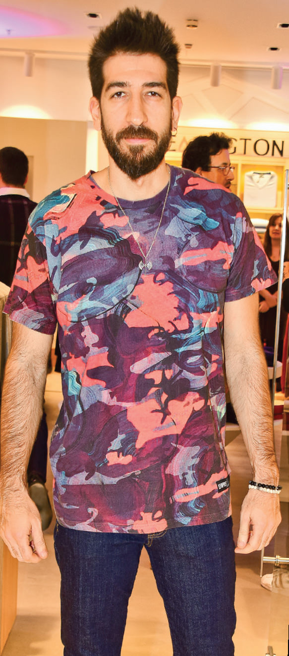 Yeni mağazasını davetle açtı