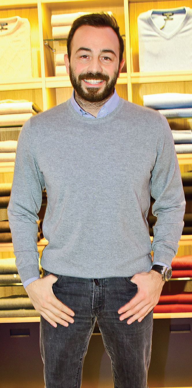 Yeni mağazasını davetle açtı