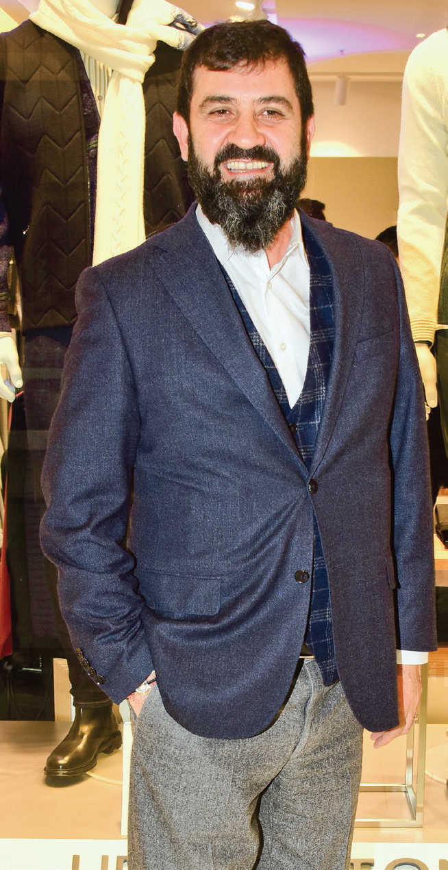 Yeni mağazasını davetle açtı