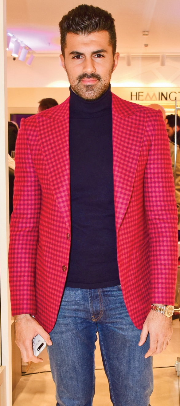 Yeni mağazasını davetle açtı