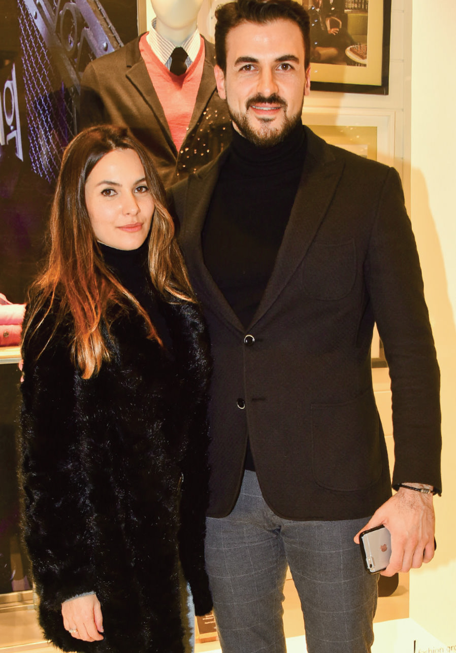 Yeni mağazasını davetle açtı