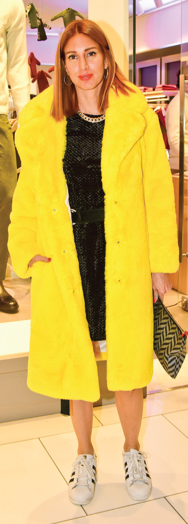 Yeni mağazasını davetle açtı