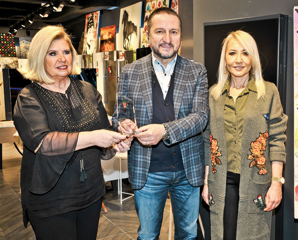 Yeni yılın ilk sergisini açtı