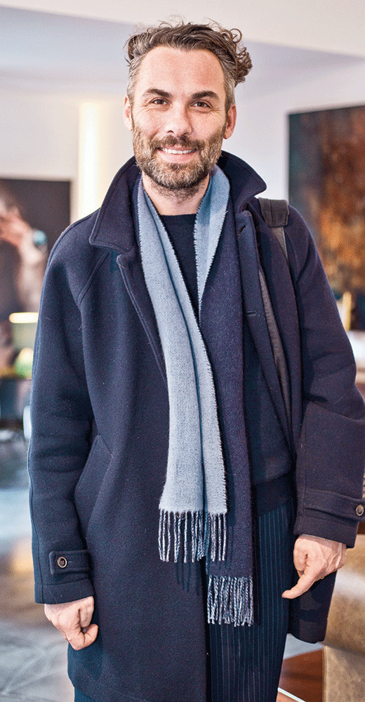 Son tasarımları yardım için satıldı