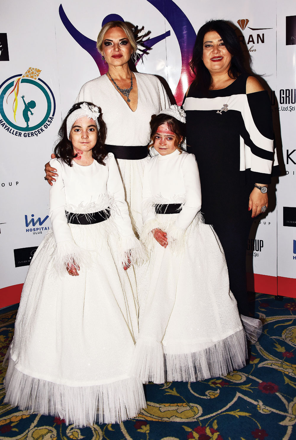 Ünlü isimler yardım için ressam oldu