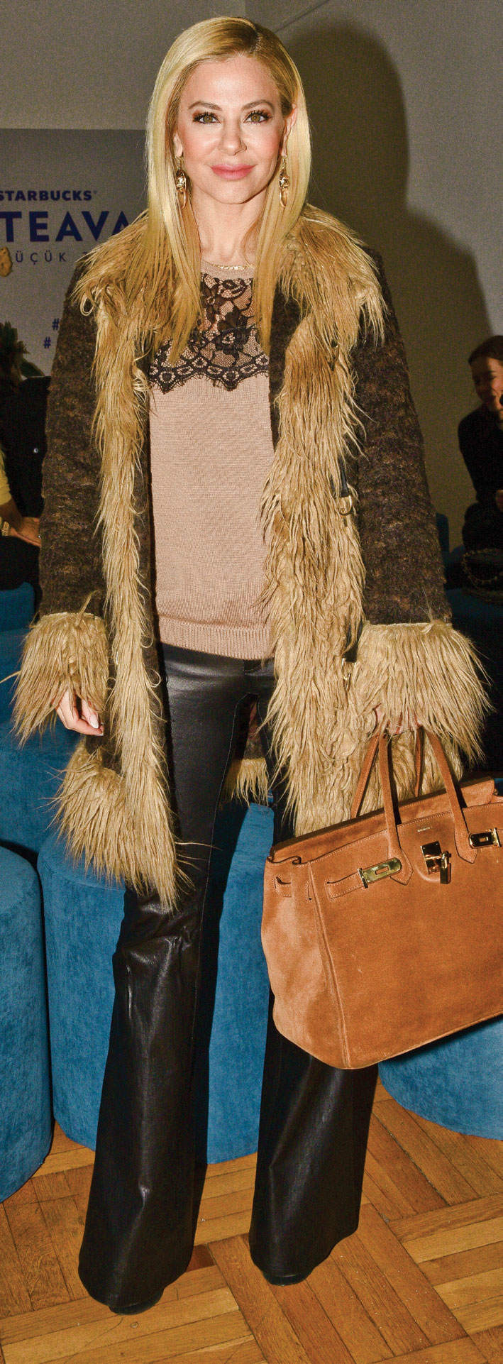 Ünlü kahvecide çay sohbeti