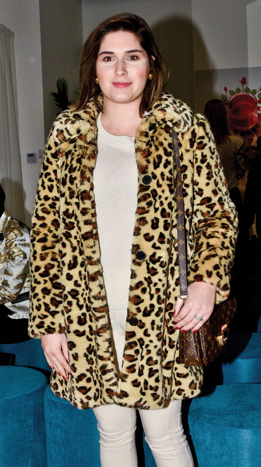 Ünlü kahvecide çay sohbeti