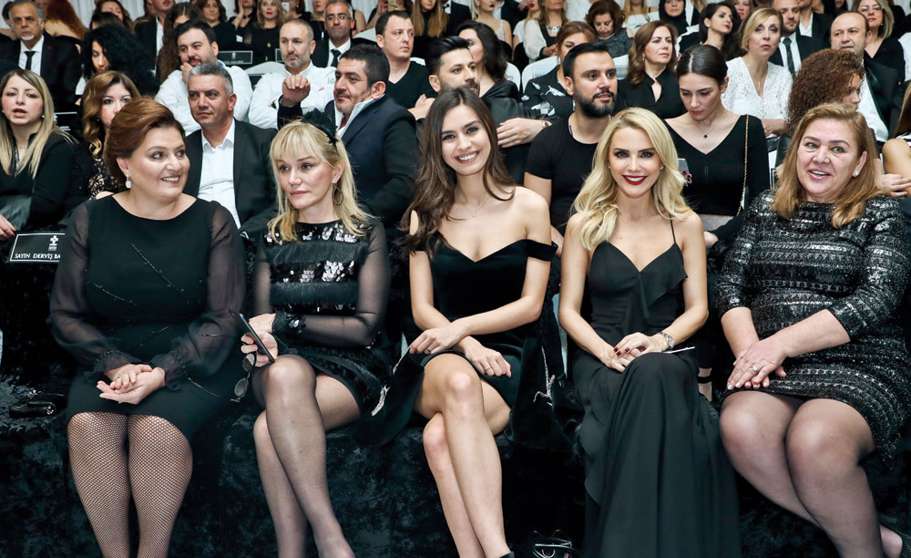 Canlı müzik eşliğinde defile