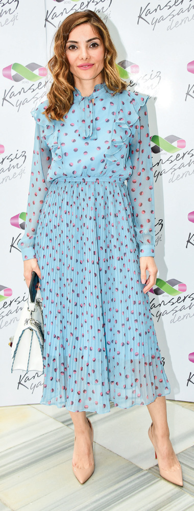 Annesini davetle andı