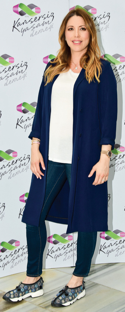 Annesini davetle andı