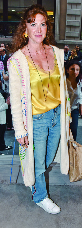 Geçici mekanda ilk sergi daveti