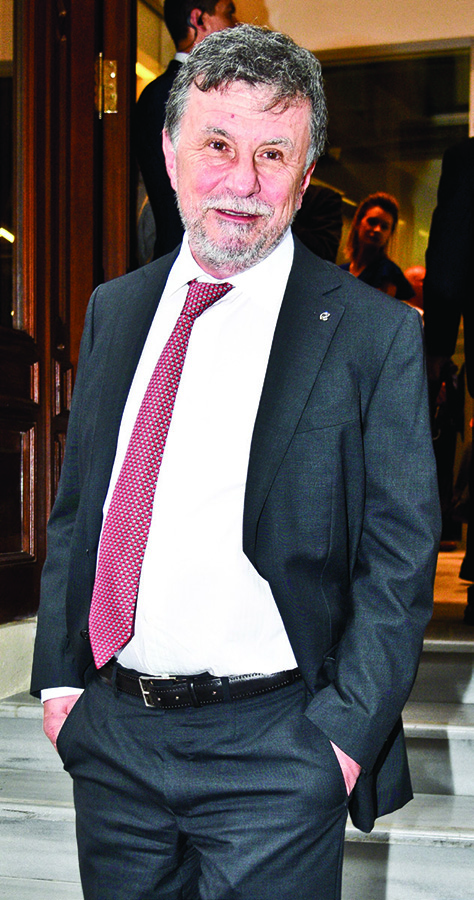 Geçici mekanda ilk sergi daveti