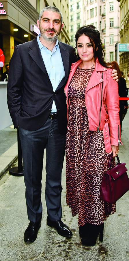 Geçici mekanda ilk sergi daveti