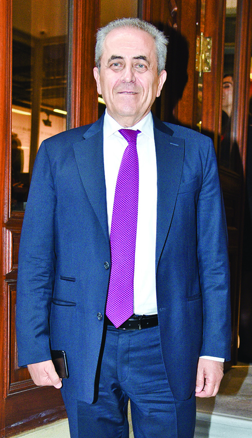 Geçici mekanda ilk sergi daveti