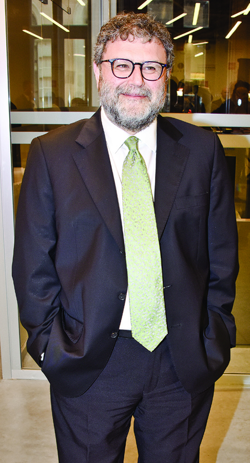 Geçici mekanda ilk sergi daveti