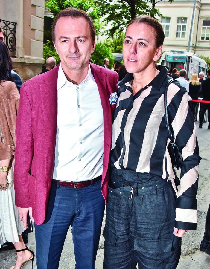 Geçici mekanda ilk sergi daveti