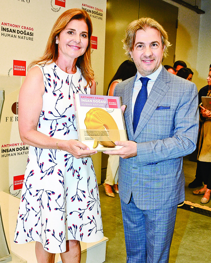 Geçici mekanda ilk sergi daveti