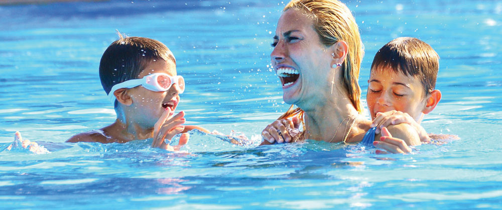 Cemiyetin ünlü isimlerinin Ege tatili sürüyor