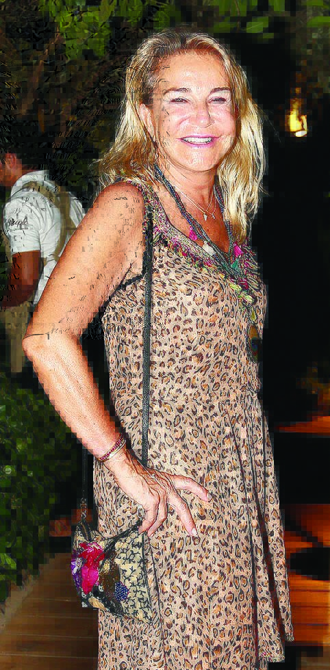 Ünlü sanatçıya cemiyetten yoğun ilgi