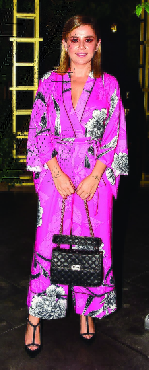 Ünlü sanatçıya cemiyetten yoğun ilgi