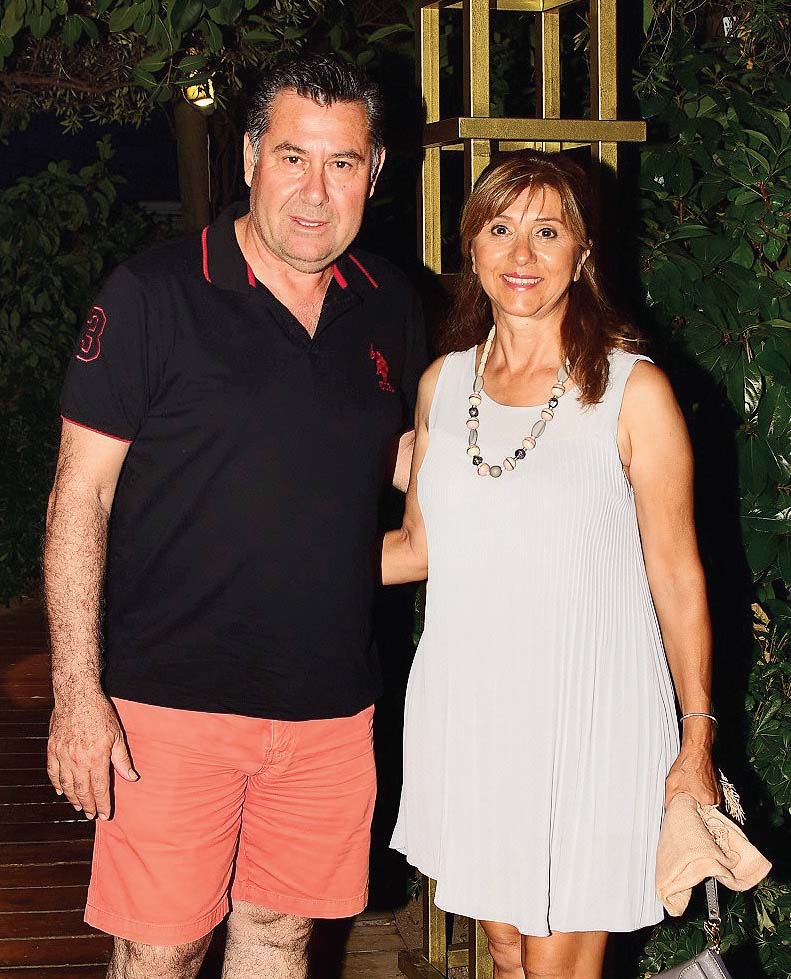 Ünlü sanatçıya cemiyetten yoğun ilgi