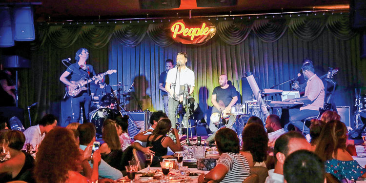 Mehmet Erdem'in şarkılarıyla eğlendiler