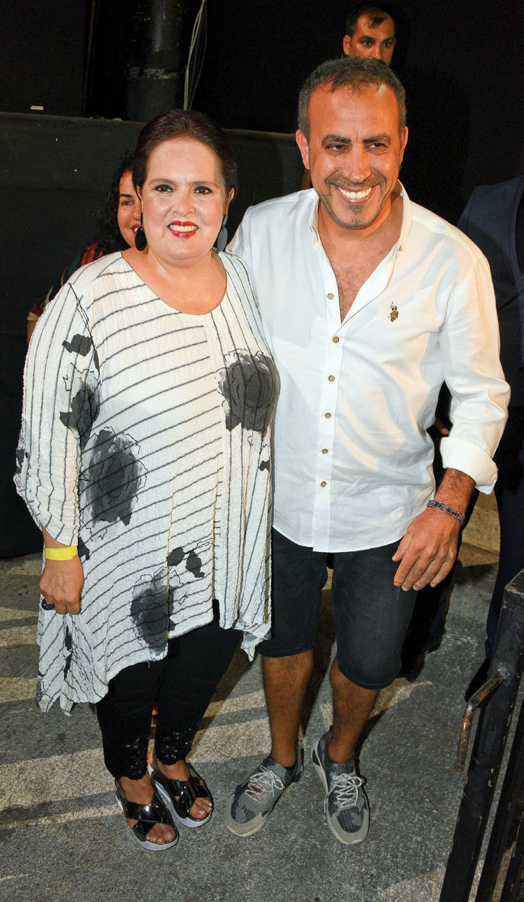 Ünlü sanatçılar sevenleriyle buluştu