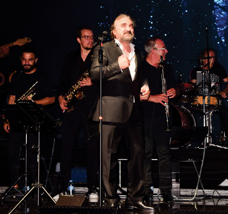 Ünlü sanatçılar sevenleriyle buluştu