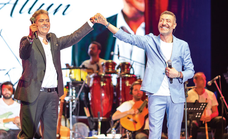 Ünlü sanatçılar sevenleriyle buluştu