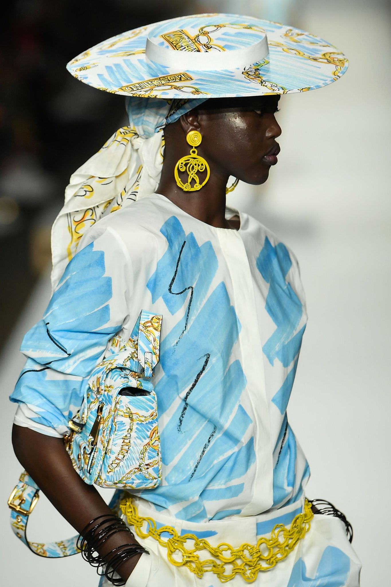 Moschino 2019 ilkbahar/yaz kreasyonu 