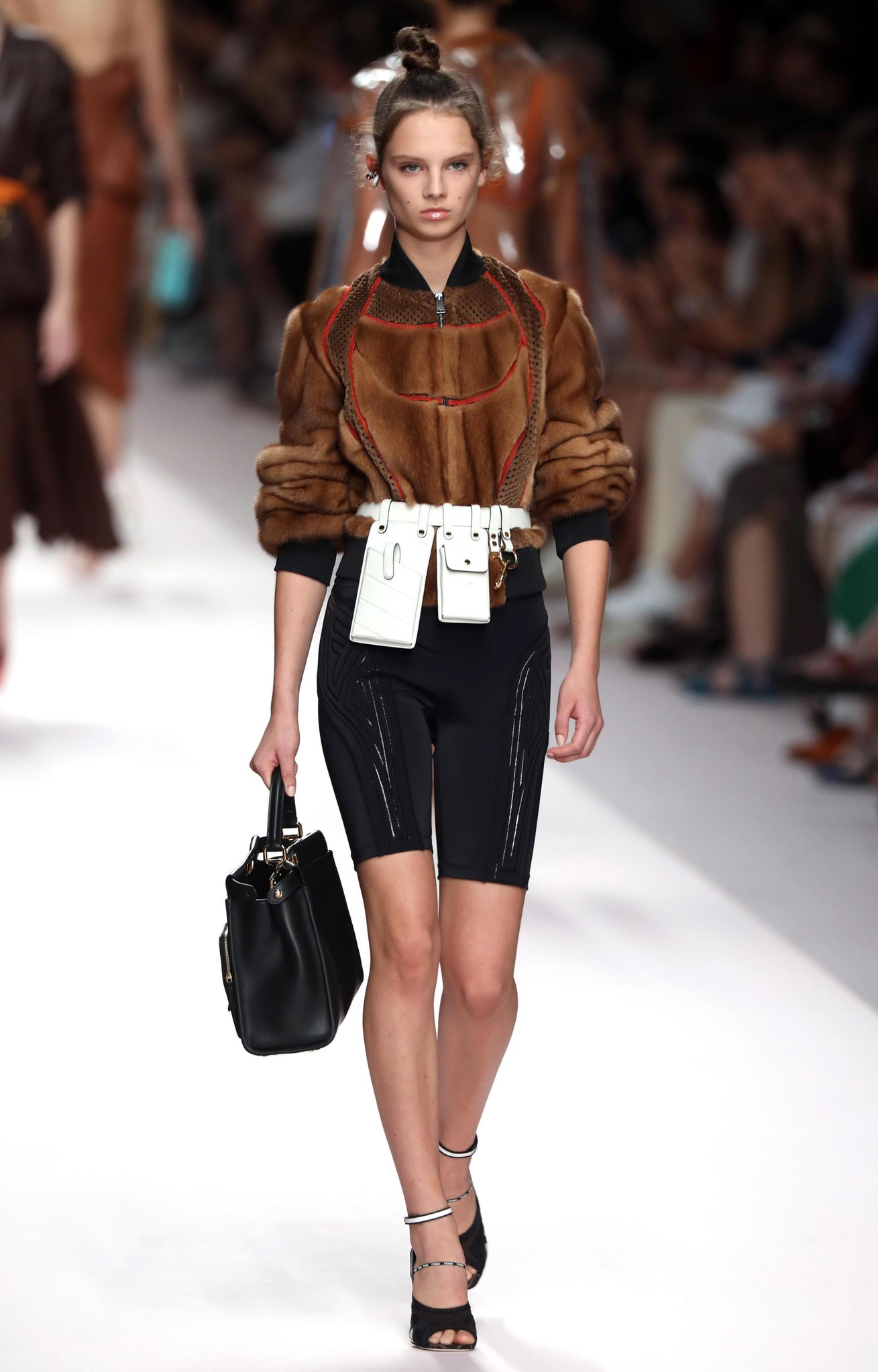 Fendi 2019 İlkbahar/Yaz kreasyonu