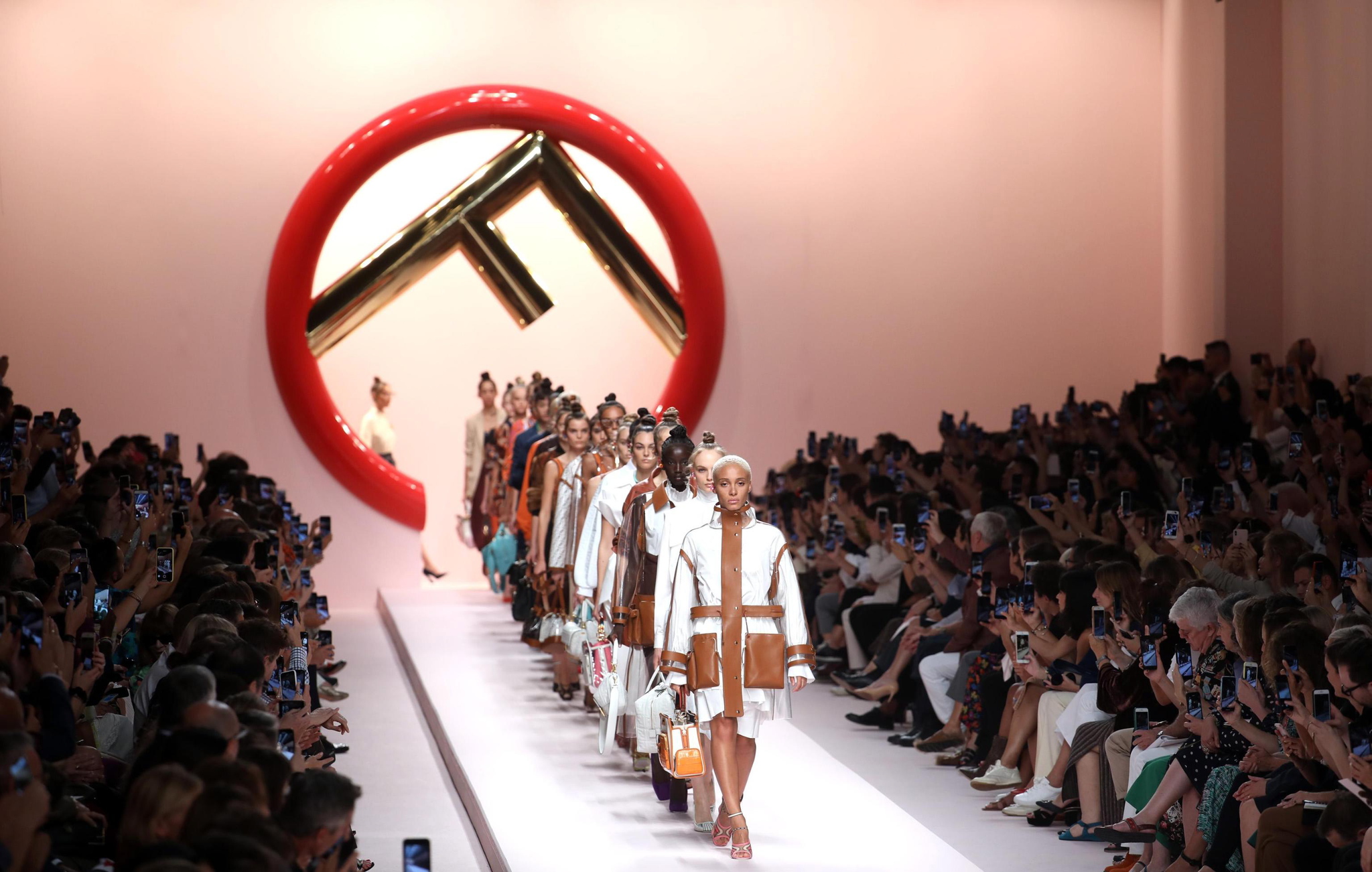 Fendi 2019 İlkbahar/Yaz kreasyonu