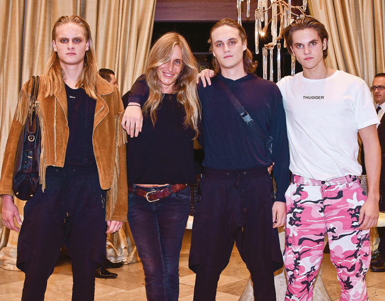 Açılış partisinde ünlü isimler bir araya geldi