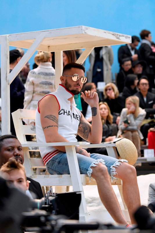 Chanel SS19 defilesinde ünlü yağmuru