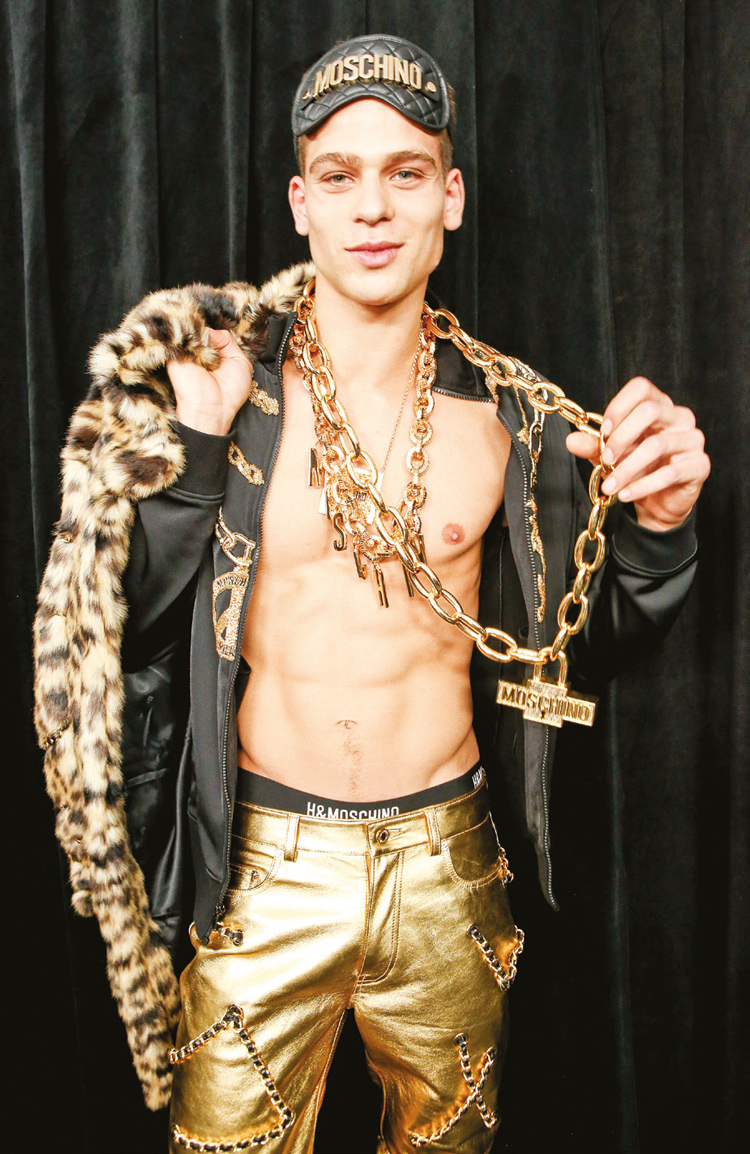 Dev işbirliğine görkemli defile