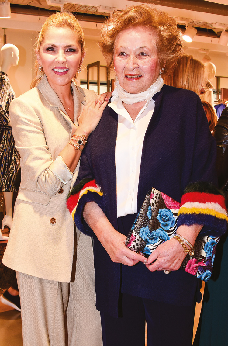 Dostları için alışveriş partisi verdi