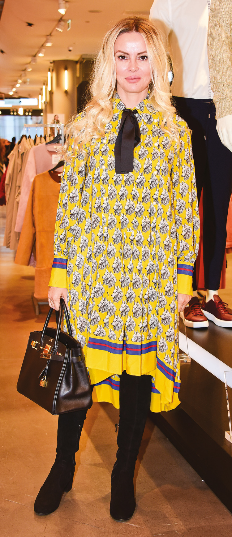 Dostları için alışveriş partisi verdi